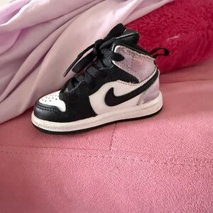 Nike infants Black, White, and purple Sneakers